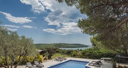 Holiday House for 14 Persons with Private Pool near Beach & Pula