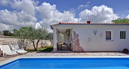 For Families or a Group, 3 Apartments With Swimming Pool, Near Center of Pula