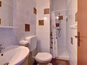 Shower, towels - For Families or a Group, 3 Apartments With Swimming Pool, Near Center of Pula (Pula)