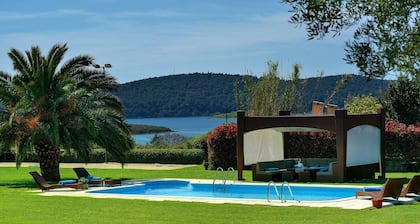 Luxurious Villa in Pomer with Pool & Hot Tub
