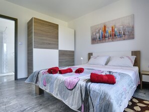 Huvila | 3 makuuhuonetta, yksilöllisesti kalustettu, vuodevaatteet