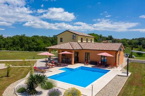 Vila | Piscina | Piscina interna, piscina externa