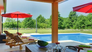 Villa | Basseng | Innendørsbasseng og utendørsbasseng