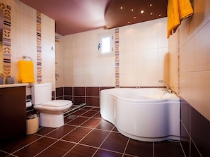 Bathtub, towels
