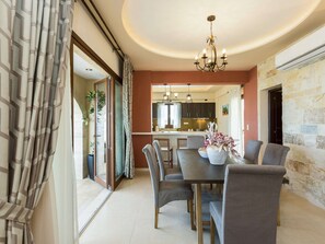 Villa | Dining
