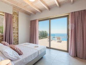 Room - Scenic Villa With Private Pool (Kissamos)