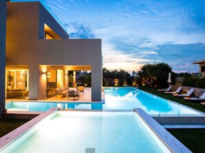 Villa | Zwembad | Een binnenzwembad, een buitenzwembad