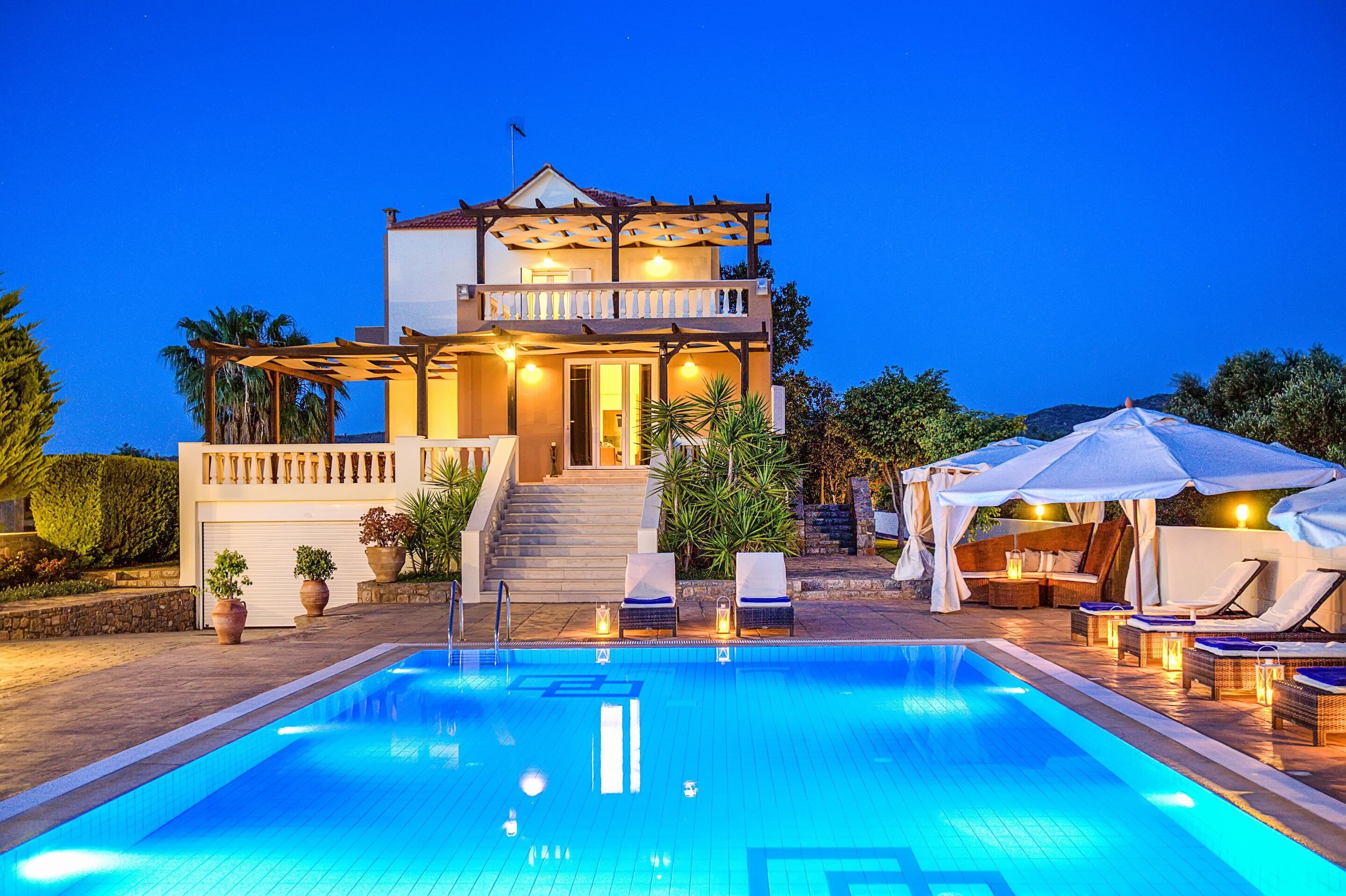 Villa | Piscine | Piscine couverte, piscine extérieure, chaises longues