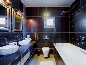 Combined shower/tub, towels
