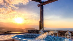 Un bain à remous avec vue sur le coucher de soleil et les montagnes.