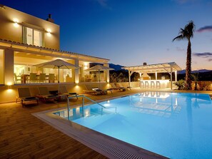 Villa | Basseng | Innendørsbasseng og utendørsbasseng