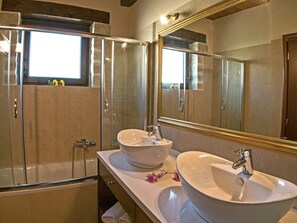 Villa | Badezimmer | Haartrockner, Shampoo