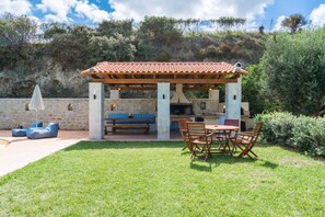 Outdoor dining - Family Friendly Villa Private Pool, Children's Play Area, Bbq, Spacious Garden, Near Beach (Rethymno)