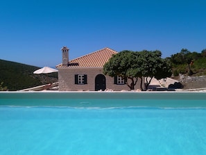 Vila | Piscina | Piscina interna, piscina externa