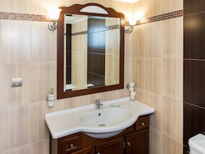 Combined shower/tub, hair dryer, towels - Majestic Villa in Sfakaki With Private Garden (Rethymno)