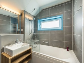 Bathtub, towels - Great Cottage With Fire Place, in Beautiful Allgäu (Leutkirch im Allgau)