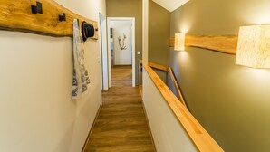 3 habitaciones, muebles diferentes y ropa de cama 