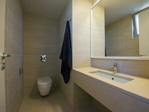 Shower, hair dryer, towels - Elegant Villa Giasemi With Private Pool, Near Beach & Amenities + BBQ Area (Mylopotamos)