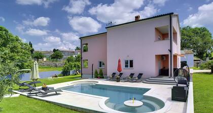 Modern Hoilday Home With Pool in Orihi