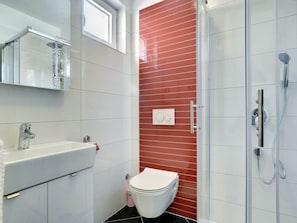 Combined shower/tub, towels