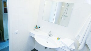Bathroom - Comfortable Hotel Room, Near the Center of Volendam (Volendam)