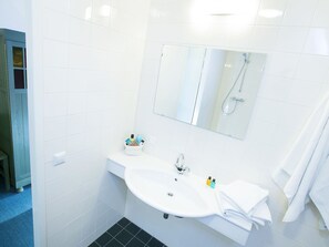 Bathroom - Comfortable Hotel Room, Near the Center of Volendam (Volendam)