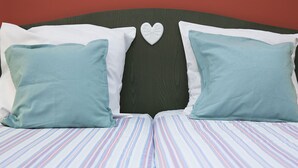 Cots/infant beds, bed sheets - Comfortable Hotel Room, Near the Center of Volendam (Volendam)