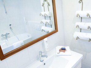 Bathroom - Comfy Hotel Room with Sea View near Beach (Hellevoetsluis)