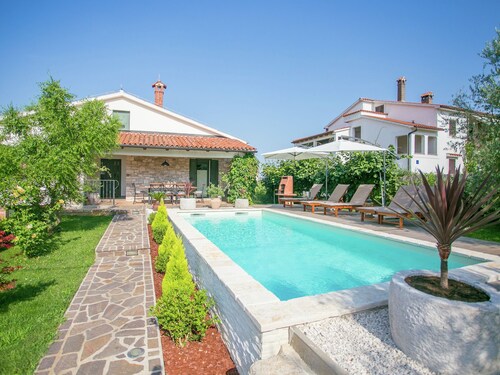 Comfortable Holiday Home With Large Garden and Pool