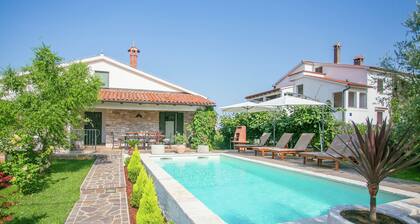 Comfortable Holiday Home With Large Garden and Pool