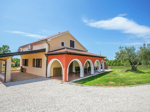 Villa for 8 Persons With Large Garden and Pool in a Quiet Locality
