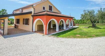 Villa for 8 Persons With Large Garden and Pool in a Quiet Locality