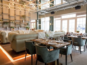 Apartment | Dining - Spacious Holiday Home on Markermeer near Amsterdam (Uitdam)