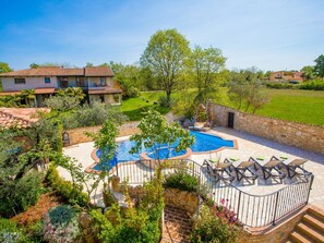 Outdoor pool - Modern and Comfortable Apartment for 5 Persons, With Shared Pool and Garden (Porec)