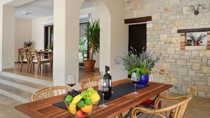 Dining - Modern Apartment With Pool, Wi-fi and air Conditioning, Ideal for a Family (Porec)