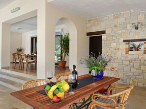 Dining - Modern Apartment With Pool, Wi-fi and air Conditioning, Ideal for a Family (Porec)