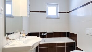 Hair dryer, towels - Modern Apartment With Pool, Wi-fi and air Conditioning, Ideal for a Family (Porec)