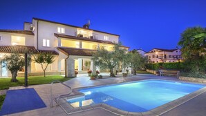 Outdoor pool - Modern Apartment With Pool, Wi-fi and air Conditioning, Ideal for a Family (Porec)