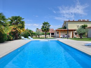 Outdoor pool - Modern Apartment With Pool, Wi-fi and air Conditioning, Ideal for a Family (Porec)
