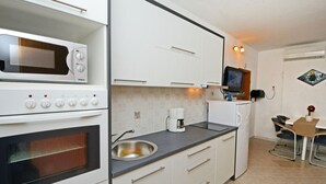 Living room - Modern Apartment With Shared Pool for 3 Persons in Nova Vas (Porec)