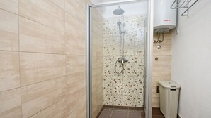 Shower, hair dryer, towels - Modern Apartment With Shared Pool for 3 Persons in Nova Vas (Porec)