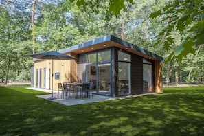 Chalet | Outdoor dining - Modern Lodge With Dishwasher, Near Helmond (Mierlo)