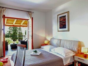 Villa | 4 bedrooms, individually furnished, bed sheets - Superb Villa With Private Pool and Garden (Hvar)