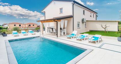 Beautifully Decorated, Newly Built Holiday House With Private Pool for 8 People