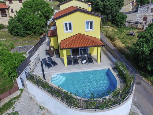 Modern Three Bedroom Holiday House With Pool Near the Beach