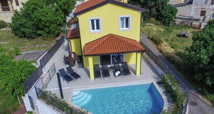 Modern Three Bedroom Holiday House With Pool Near the Beach