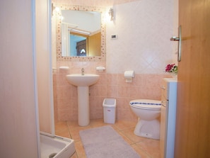 Shower, hair dryer, towels - Modern Apartment With Shared Pool Ideal for a Couple or Families With Children (Tar-Vabriga)