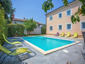 Outdoor pool - Modern Apartment With Shared Pool Ideal for a Couple or Families With Children (Tar-Vabriga)