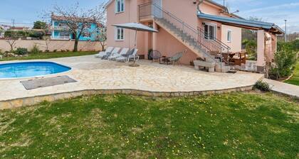 Beautiful Villa for up to 6 Persons With Private Pool and Garden
