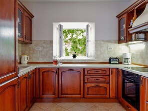 Villa | Private kitchen - Villa in Selca With Pool Near Adriatic Sea (Selca)